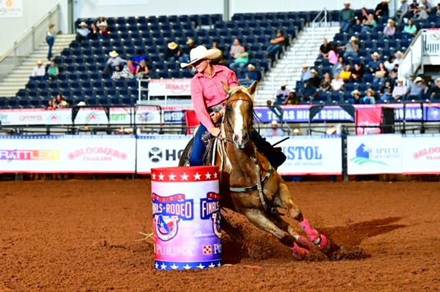 Chaynee Slavin doing competitive barrel racing